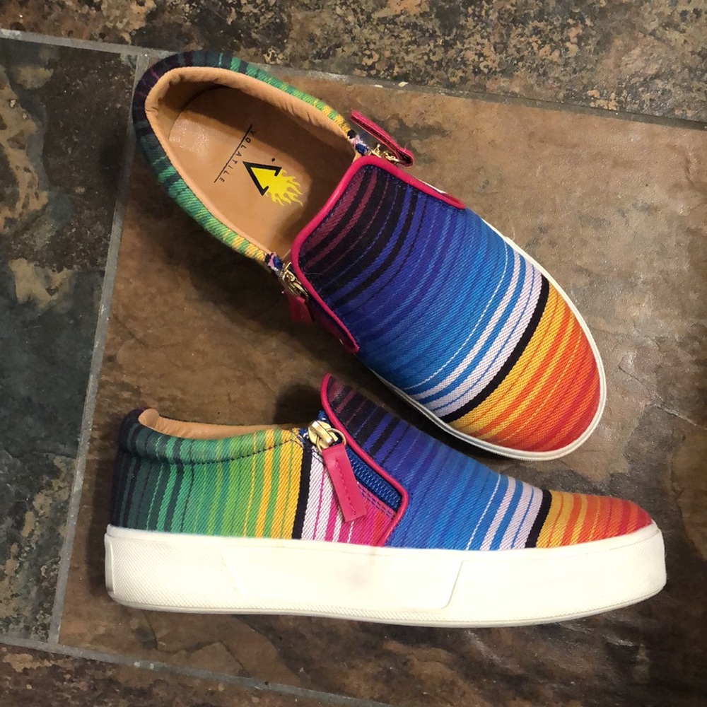 Volatile slip-on canvas shoes
